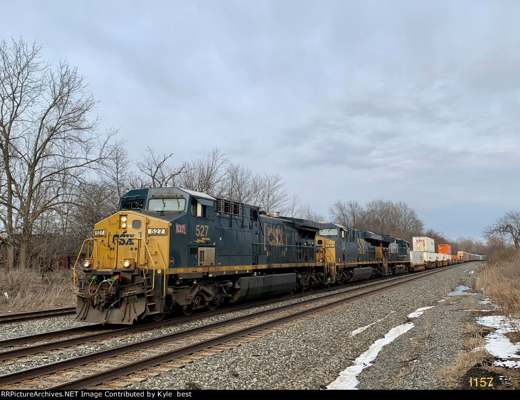 CSX 527 on I157